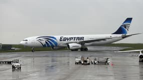 Un avion de la compagnie Egyptair sur le tarmac de l'aéroport Roissy-Charles de Gaulle, le 19 mai 2016. 