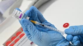 Dans un centre de vaccination contre le Covid à Rome utilisant des flacons d'AstraZeneca, le 24 mars 2021