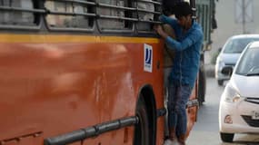 Illustration - Un homme accroché à un bus à New DelhiMoney 