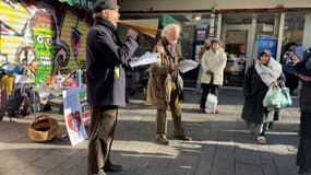 Des crieurs de rue racontent le procès des effondrements de la rue d'Aubagne, le 14 décembre 2024 sur le marché de la Belle  de Mai, à Marseille