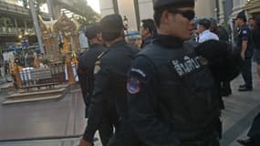 Des policiers thaïlandais devant le  sanctuaire d'Erawan à Bangkok, où a eu lieu l'attentat, le 21 août 2015