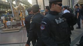 Des policiers thaïlandais devant le  sanctuaire d'Erawan à Bangkok, où a eu lieu l'attentat, le 21 août 2015