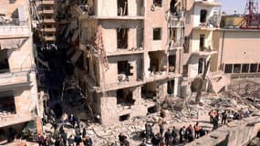 L'explosion d'une voiture piégée a fait trois morts et 25 blessés dimanche à Alep, la deuxième ville de Syrie, au lendemain d'un double attentat qui a tué 27 personnes à Damas, où une manifestation anti-gouvernementale a été dispersée par la police, rappo