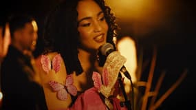 Candice dans le clip de sa performance live de son premier Ep "Premier Pétale", dévoilé ce vendredi 14 février 2025.