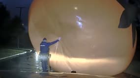 Une citrouille gonflable géante a bloqué la circulation à Bay Village, Ohio, lundi 14 octobre.