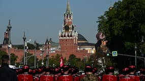 Des cosaques russes arrivent pour participer au défilé militaire du 9 mai, qui doit se tenir sur la Place Rouge, dans le centre de Moscou, le 9 mai 2023. 