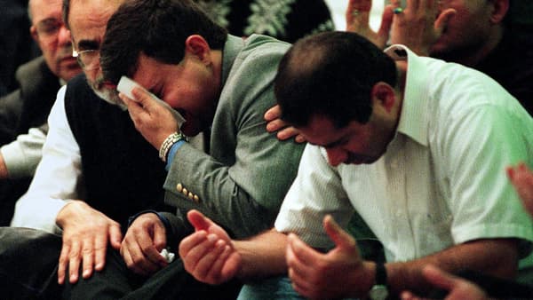 Des proches des victimes du crash du vol EgyptAir, le 31 octobre 1999. Des proches des victimes du crash du vol EgyptAir, le 31 octobre 1999.