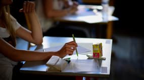 Des élèves attendent le début de l'épreuve de philosophie au bac, le 15 juin 2017 à Paris. (Photo d'illustration)