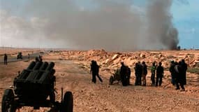 Insurgés près de Bin Djaouad, sur la route menant de l'Est de la Libye à Syrte, fief de Mouammar Kadhafi. La contre-offensive lancée dimanche par les forces régulières libyennes contre les villes tenues par les rebelles alimente les craintes de voir le pa