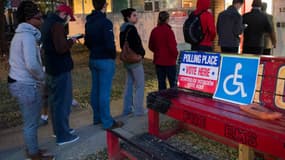 Des électeurs américains font la queue le 8 novembre 2016 devant un bureau de vote en Virginie. 