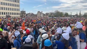 Des participants à l'édition 2025 du carnaval étudiant de Caen (Calvados), le jeudi 3 avril.
