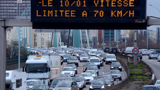 De panneaux annonçant la prochaine limitation de la vitesse autorisée à 70 km/h, le 4 janvier 2014.