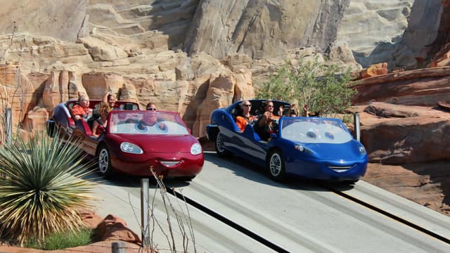 Les attractions tirées du film d'animation "Cars" sont un grand succès à Disneyland, en Californie.
