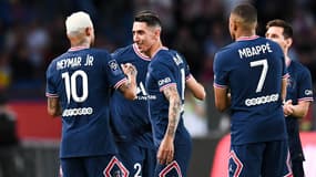 Angel Di Maria salué par Neymar et Mbappé le 21 mai 2022 lors de PSG-Metz