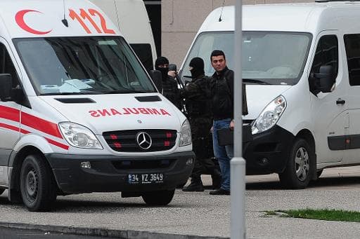 La police turque encercle le tribunal d'Istambul le 31 mars 2015 dans lequel est retenu un magistrat La police turque encercle le tribunal d'Istambul le 31 mars 2015 dans lequel est retenu un magistrat