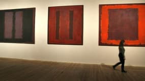 Toiles appartenant à la série Seagram de Mark Rothko exposées à la Tate Modern de Londres. Un homme soupçonné d'avoir dégradé en la barbouillant une oeuvre de l'artiste russo-américain Mark Rothko à la Tate Modern à Londres, a été arrêté. La toile apparte