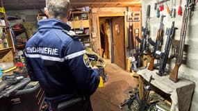 Photo prise par les gendarmes lors de l'opération de démantèlement d'un vaste trafic d'armes sur Internet.