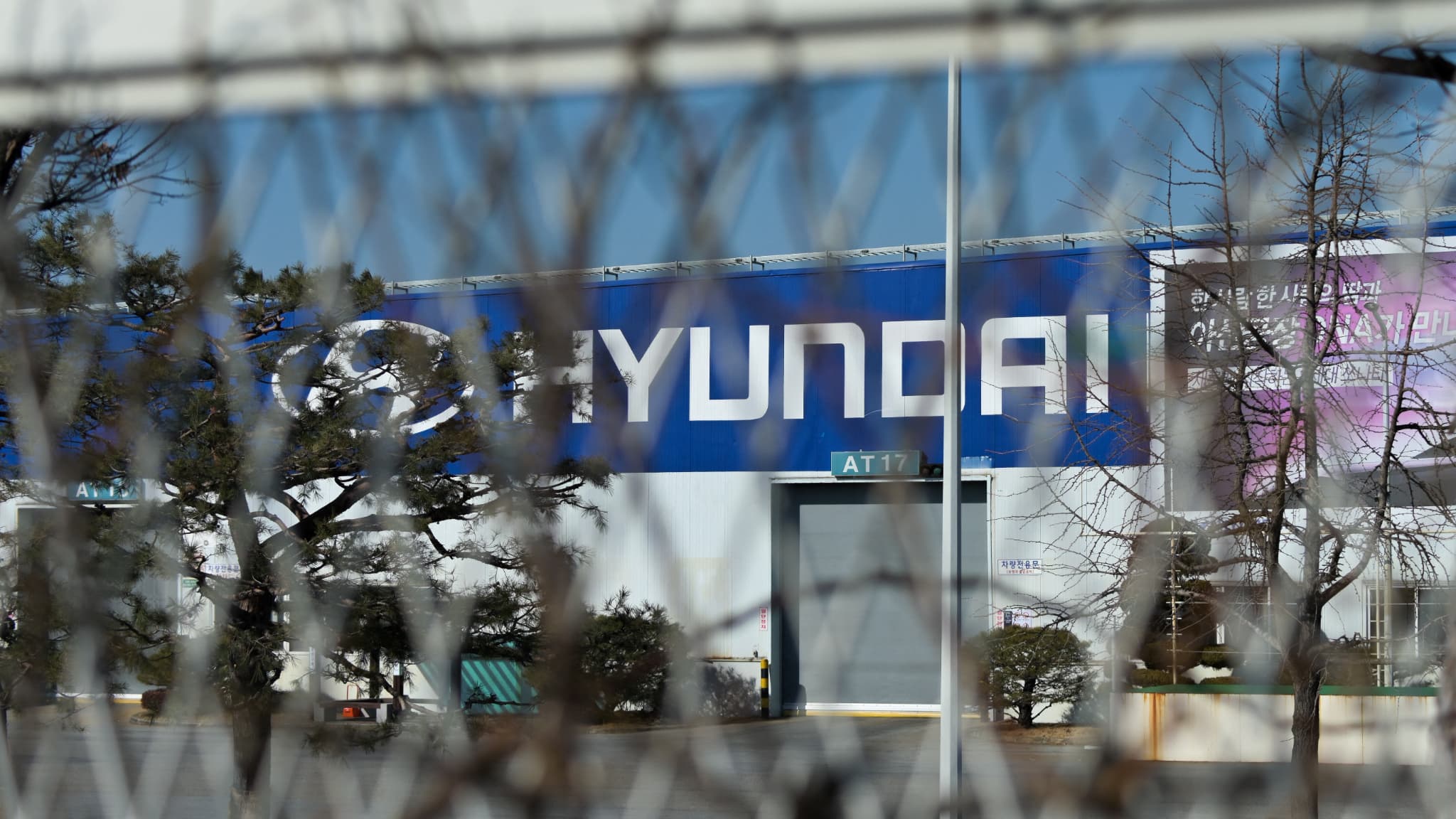 PRÈS DE 500 SALARIÉS SUD-CORÉENS ARRÊTÉS DANS UNE USINE HYUNDAI-LG AUX ÉTATS-UNIS POUR "TRAVAIL ILLÉGAL"