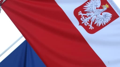 Les drapeaux de la Pologne et de l'UE à l'entrée de l'ambassade de Pologne à Bruxelles, le 8 octobre 2021