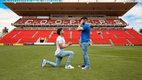 Josh Cavallo, premier footballeur professionnel à faire son coming-out, demandant son petit ami en mariage