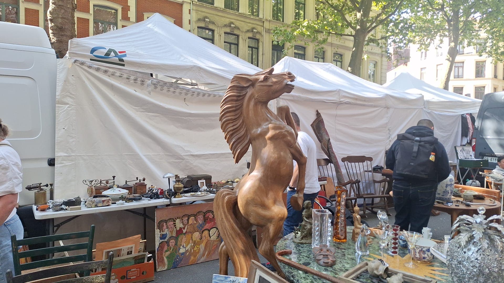 Les chineurs se sont pressés dans les rues de Lille le samedi 14 et dimanche 15 septembre et sont parfois tombés sur des objets étonnants. 