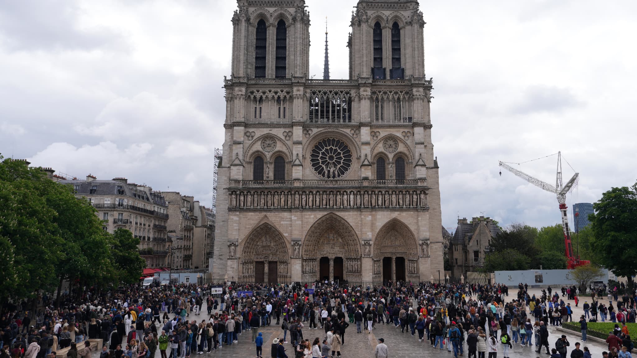 La foule rassemblée devant la cathédrale Notre-Dame de Paris le 21 avril 2025, lundi de Pâques et jour de la mort du pape François à 88 ans. La foule rassemblée devant la cathédrale Notre-Dame de Paris le 21 avril 2025, lundi de Pâques et jour de la mort du pape François à 88 ans.