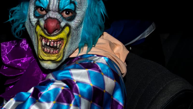 Un homme a été déféré dimanche au parquet de Béthune, dans le Pas-de-Calais, soupçonné d'avoir poursuivi et menacé des enfants à l'arme blanche, déguisé en clown. (Photo d'illustration)