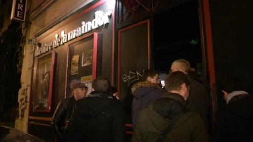 Spectateurs de Dieudonné mercredi soir devant le théâtre dont il est locataire, la Main d'or, dans le 11e arrondissement de Paris.