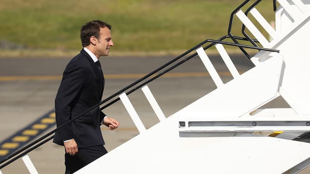 Emmanuel Macron embarque à bord de l'avion présidentiel direction la Nouvelle Calédonie, en mars 2018.