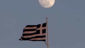 La Grèce se soumet à la cure d'austérité imposée par la Troika, mais doit faire face au mécontentement de ses citoyens.