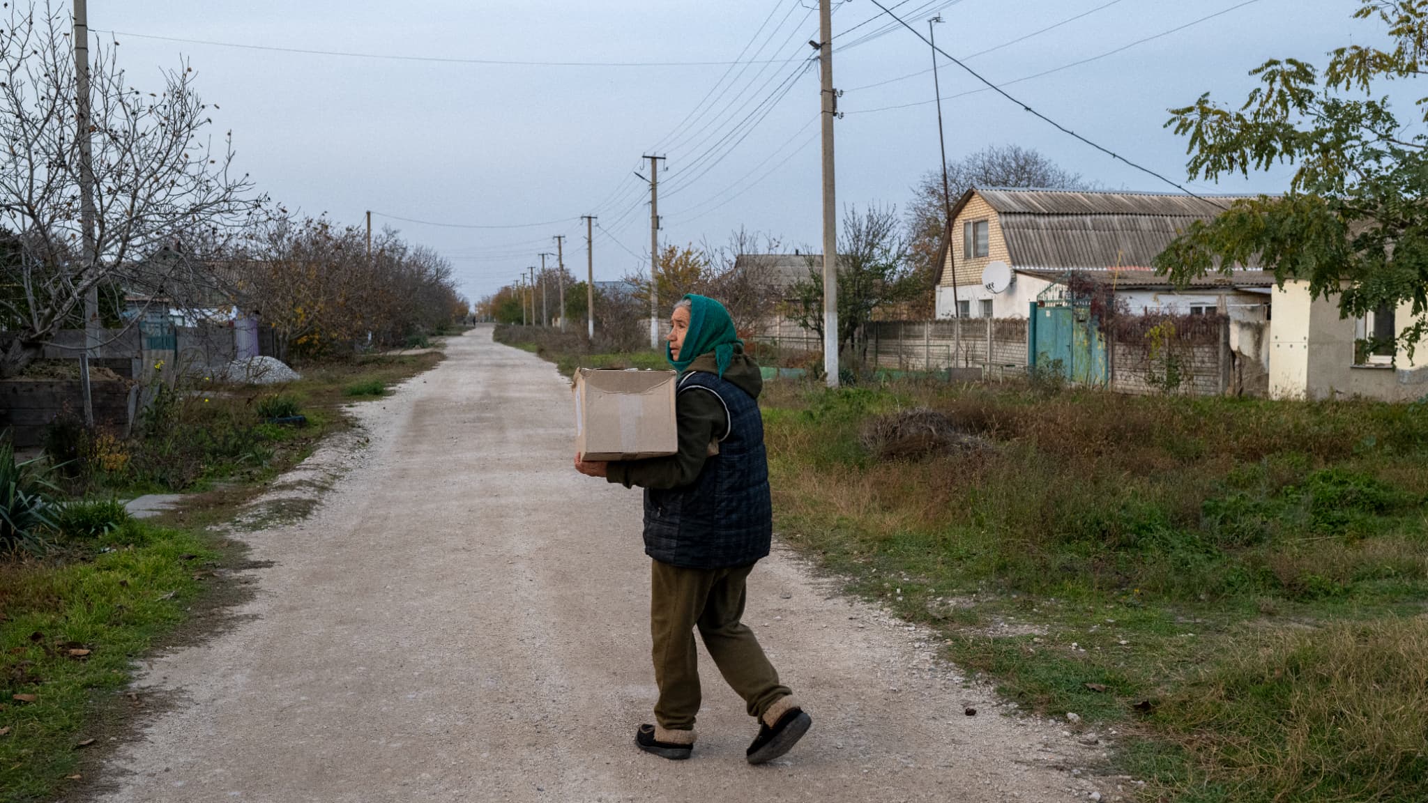Une Ukrainienne porte un colis alimentaire donné par une association, alors qu'elle retourne vivre chez elle à Lymany près du front de Kherson, malgré la poursuite des combats, le 2 novembre 2022 Une Ukrainienne porte un colis alimentaire donné par une association, alors qu'elle retourne vivre chez elle à Lymany près du front de Kherson, malgré la poursuite des combats, le 2 novembre 2022