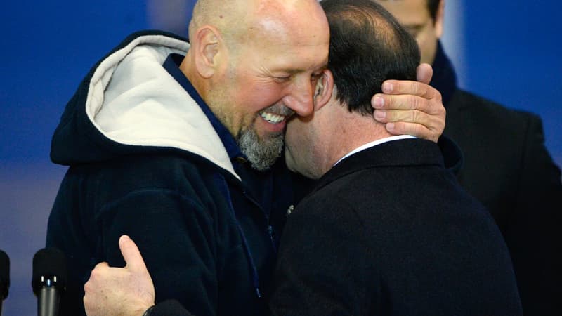 Serge Lazarevic dans les bras de François Hollande, à son arrivée en France le 9 décembre.