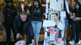 Geoff Payne (G), le père du chanteur des One Direction Liam Payne, regarde une note placée là où les fans ont rendu hommage à son fils devant l'hôtel CasaSur à Buenos Aires, le 18 octobre 2024.