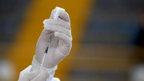 Un infirmier se prépare à administrer le vaccin Oxford/AstraZeneca contre le Covid-19 à Bogota, le 5 avril 2021 -image d'illustration
