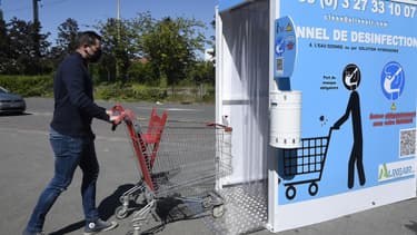 Le sas mis au point par la société Alineait mesure deux mètres de long et un mètre de large, dans lequel il faudra passer, avant d’entrer, par exemple, dans un supermarché.
