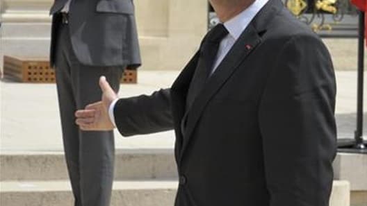 Le ministre de l'Intérieur Manuel Valls a envoyé vendredi aux préfets de région et de département une circulaire leur demandant de mettre fin à la rétention des familles de sans papiers avec enfants, conformément à une promesse de campagne de François Hol