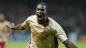 Mardi face à Arsenal, les joueurs de Lens porteront un maillot inspiré de celui porté par John Utaka (ici face au Bayern Munich, 1-1, le 24 septembre 2002) et les Lensois en 2002-2003