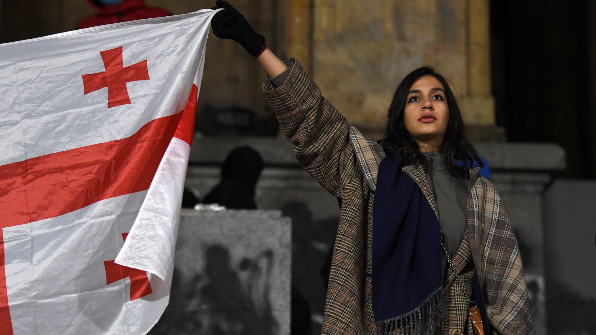 Des manifestants anti-gouvernementaux se rassemblent devant le bâtiment du parlement lors d'une huitième journée consécutive de manifestations de masse, dans le centre de Tbilissi, le 5 décembre 2024.