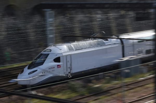 Une rame d'essai du futur TGV M en circulation sur une voie ferrée près de la gare de Lyon, à Paris, le 6 octobre 2023