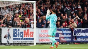 Brent Stevens repousse un pénalty lors de RFC Liège-Jong Genk, le 13 avril 2025