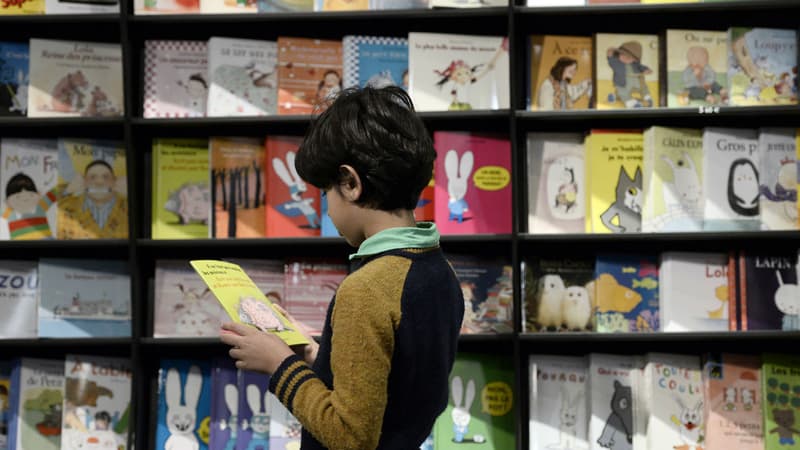 Un enfant lors du Salon du livre et de la presse jeunesse à Montreuil en 2014