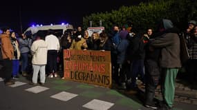 Une cinquantaine de personnes se sont rassemblées près du port de Calais pour rendre hommage aux migrants disparus dans le naufrage de leur embarcation.
