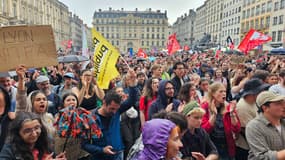 Des milliers de manifestants réunis devant l’hôtel de ville contre l’extrême droite, ce vendredi 14 juin.
