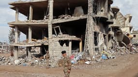 Des soldats libanais à côté d'un bâtiment endommagé dans le village de Khiam, au sud du Liban, le 23 décembre 2024, après le retrait des forces israéliennes de la zone dans le cadre d'un accord de cessez-le-feu avec le Hezbollah