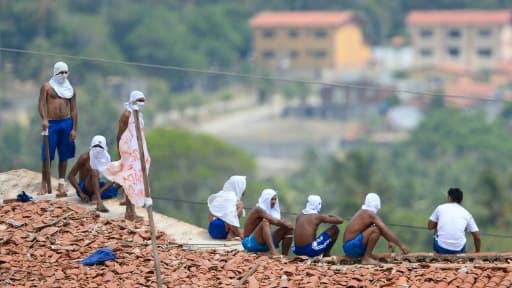 Des prisonniers sur le toit de la prison d'Alcacuz, lors d'une émeute le 18 janvier 2017 au Brésil