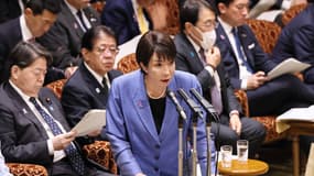La Première ministre japonaise Sanae Takaichi assiste à la commission du budget de la Chambre des conseillers pour répondre aux questions au bâtiment de la Diète à Tokyo le 12 novembre 2025. 