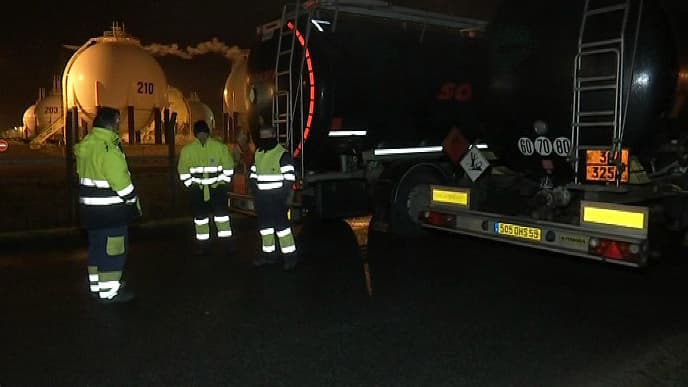 Des routiers bloquent le site pétrolier de Grandpuits, en Seine-et-Marne, ce mercredi 28 janvier.