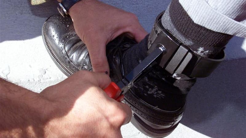 L'Ufap, principal syndicat du personnel pénitentiaire français, dénonce le manque de moyens affectés à la gestion du bracelet électronique, alternative à l'incarcération que le gouvernement veut développer pour les auteurs d'infractions pénales. /Photo d'