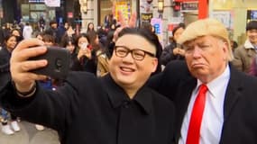 Les sosies de Donald Trump et Kim Jong-Un ensemble dans le rues de Séoul 