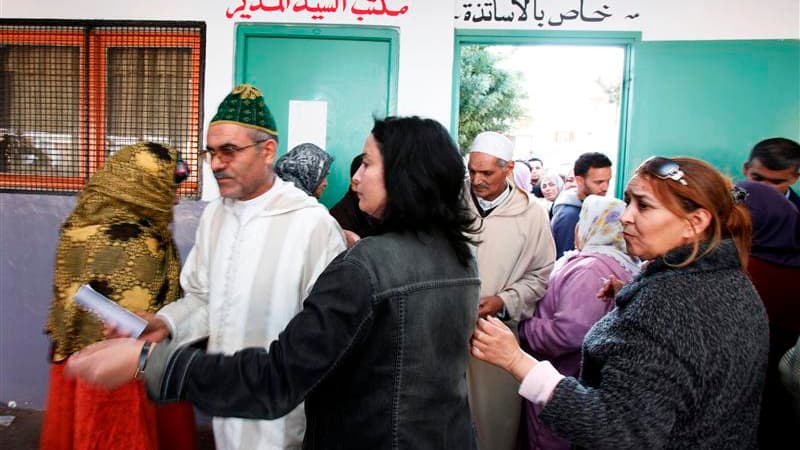 File d'attente dans un bureau de vote à Rabat. Les Marocains ont voté ce vendredi pour des élections législatives anticipées censées traduire dans les faits la volonté de réforme affichée par le roi Mohammed VI sur fond de révoltes démocratiques dans le m